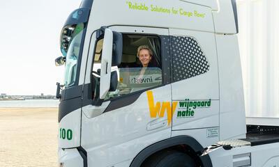 Annick De Ridder in truck